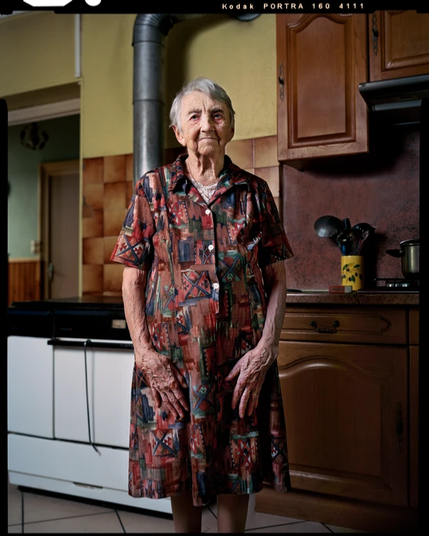 Portrait trois quart, dans sa cuisne, d’Yvonne