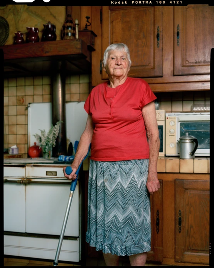 Portrait trois quart, dans sa cuisne, de Clémence