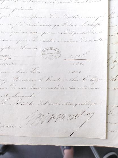 Photographie d'une page d'archives manuscrite avec au bas la signature du ministre de l'Instruction publique Narcisse de Salvandy en 1837