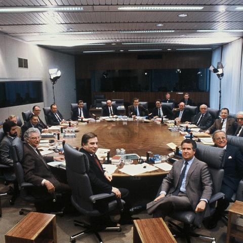 Round table with the Delors college members.