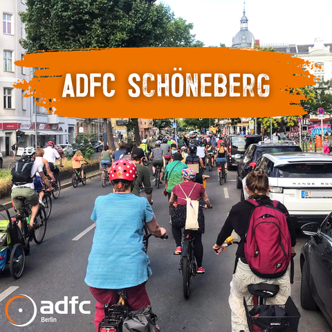 Radfahrende fahren auf der Straße während einer Raddemo
Oben auf dem Bild steht in weiß der Text: ADFC Schöneberg auf orangem Untergrund
Unten links im Bild ist das Logo des ADFC Berlin