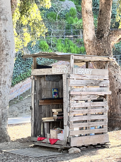 A free library made out of used pallets
