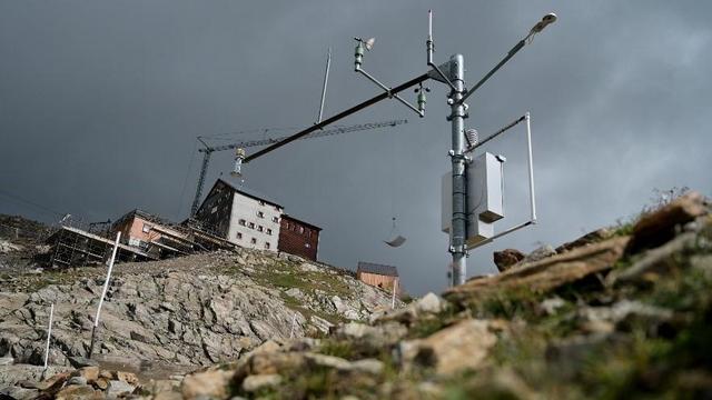 Weather station of LTER Rofental with the Bella Vista refuge in the backdrop (picture: whiteframe-photo).