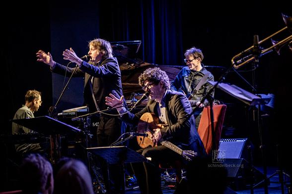 Live-Konzertbild vom Konzert der Strottern mit der Jazzwerkstatt Wien im Jazzclub Porgy & Bess. Foto: Schindelbeck Jazzfotografie