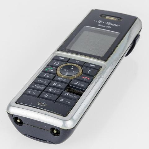 Schrängansicht auf der Telefon, unten die Ladekontakte, oben die Tastatur und das Display.