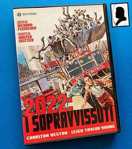 La foto ritrae la copertina del dvd del film con un disegno che riproduce una scena della pellicola in cui una folla assale un bulldozer sta Charlton Heston sta fuggendo.