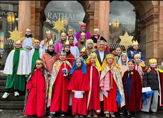 Das Foto zeigt eine Gruppe von Sternsingern der Katholischen Pfarreien St. Bonifatius, St. Peter und Paul und St. Birgid. Das sind die drei Pfarreien der Landeshauptstadt Wiesbaden. Die Sternsinger besuchen jedes Jahr das Rathaus und segnen es in Anwesenheit des Oberbürgermeisters.