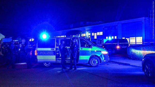 Polizisten sind nahe einer Maschinenbaufirma in Bad Friedrichshall im Einsatz. Bei Schüssen sind zwei Personen getötet worden. (Foto: dpa Bildfunk, picture alliance/dpa/onw-images | Fabian Koss)