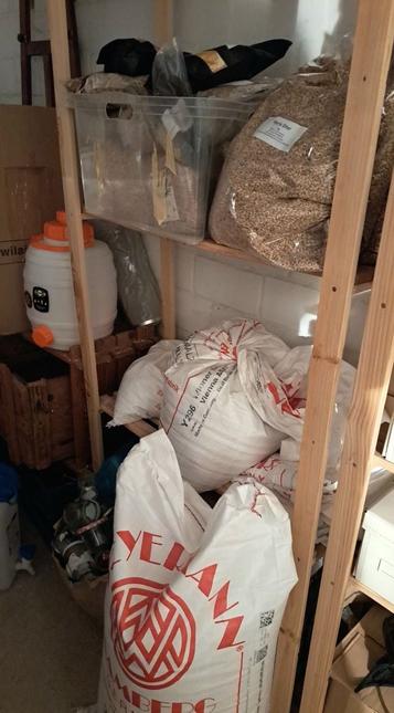Ansicht des Kellers. Im Holzregal liegen verschiedene Tüten mit verschiedenen Malzsorten zum Bierbrauen