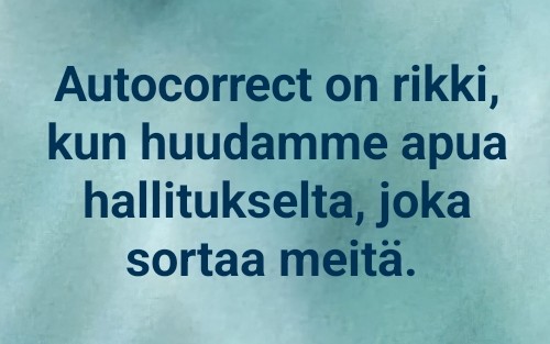 Autocorrect on rikki, kun huudamme apua hallitukselta, joka sortaa meitä. - Musta teksti hennon turkoosilla pohjalla.