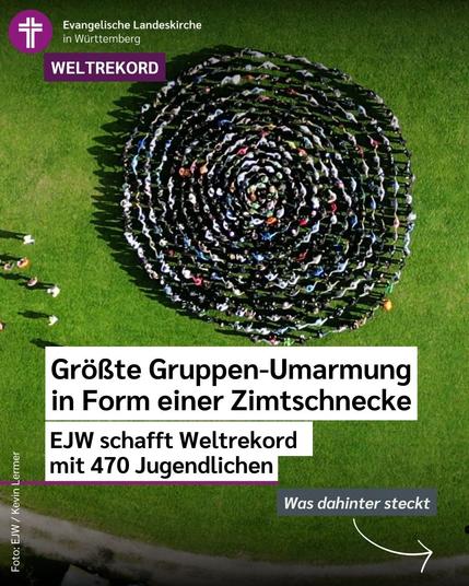 Das Bild zeigt ein Luftbild der spiralförmigen Gruppenumarmung und dazu den Text: Größte Gruppen-Umarmung in Form einer Zimtschnecke. EJW schafft Weltrekord mit 470 Jugendlichen