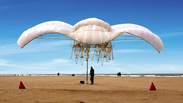 Strandbeest di Theo Jansen