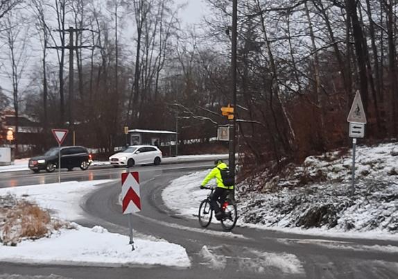 Radfahrer im Schneematsch