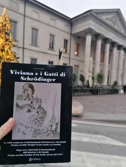 Viviana e i gatti di Schrödinger sullo sfondo del neoclassico teatro sociale di Como e di un abete illuminato