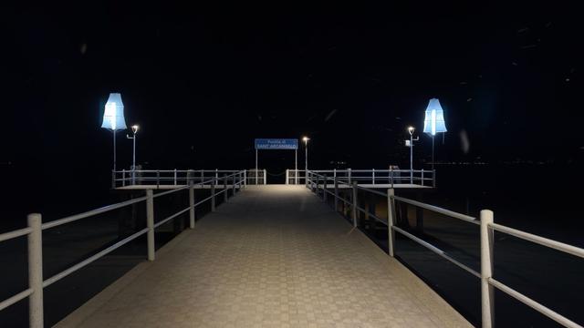 Mücken schwirren um einen Bootssteg am Trasimenischen See in der jungen Nacht