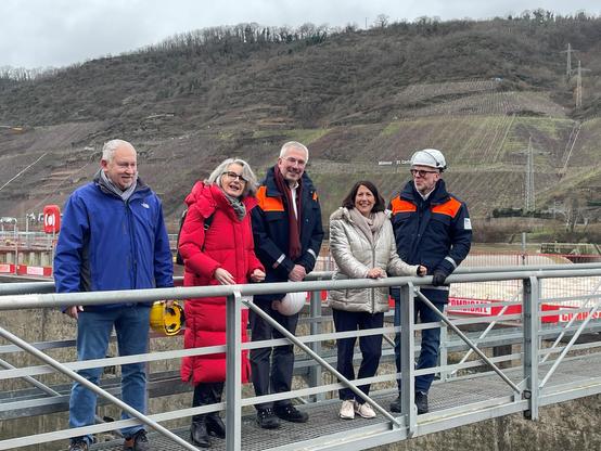 Gruppenbild mit Albert Schöpflin, ehemaliger Leiter WSA Mosel-Saar-Lahn, Susanne Henckel, Staatssekretärin BMDV; Stephan Momper, Leiter WSA Mosel-Saar-Lahn;  Daniela Schmitt,  Wirtschafts- und Verkehrsministerin Rheinland-Pfalz;  Eric Oehlmann, Leiter der Generaldirektion Wasserstraßen und Schifffahrt.
