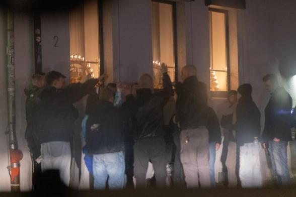 Plenum der Chemnitz Revolte in der Chemnitzer Innenstadt. Zum Abstimmen zeigen mehrere den Hitlergruß.