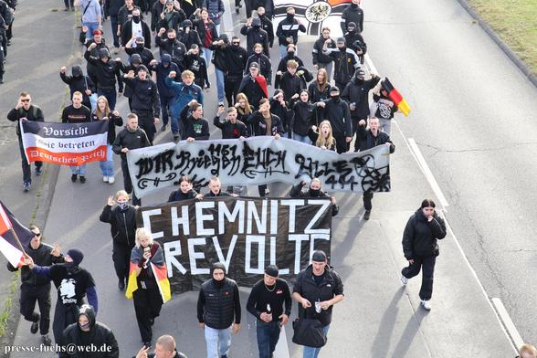 Die "Chemnitz Revolte" mit zwei Transparenten bei einer Nazidemo am 19.10.2024 in Berlin. Auf dem einen steht der Name der Gruppe, auf dem anderen "Wir kriegen euch alle".