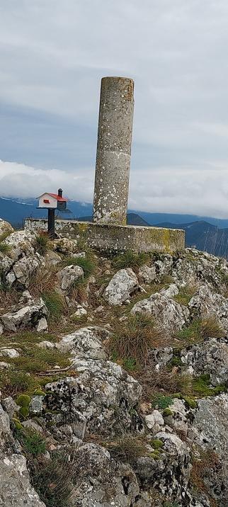 Geodesico y buzón en el Olagatu.