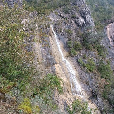 Bonita caída de agua.