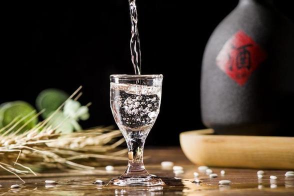 A small cup of colorless baijiu.