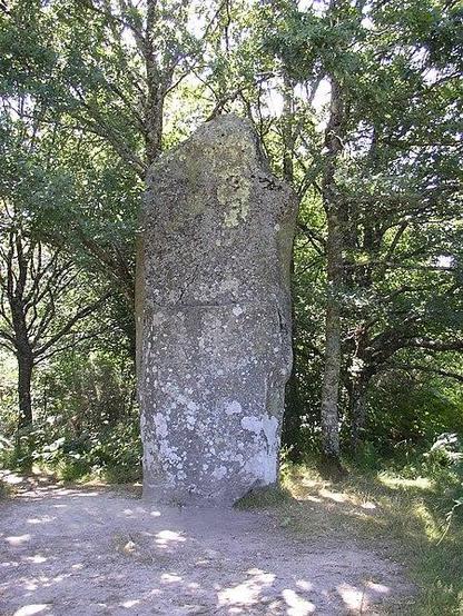 Menhir de Ceinturat à #Cieux (#HauteVienne) Construction Néolithique. Menhir : classement par liste de 1889.
Suite 👉 https://monumentum.fr/monument-historique/pa00100283/cieux-menhir-de-ceinturat
#Patrimoine #MonumentHistorique
Photo CC-BY-SA 4.0 : Alertomalibu