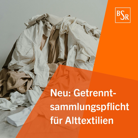 Ein Haufen alter Klamotten. Daneben steht: Neu: Getrenntsammlungspflicht für Alttextilien