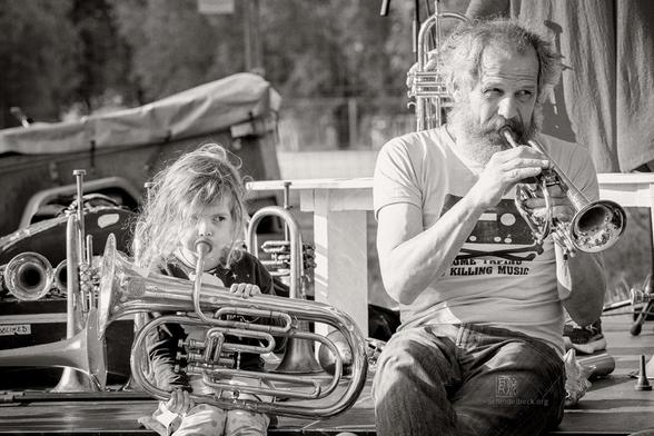 Trompeter Bart Maris mit einer Jungmusikerin beim Moers Festival - Foto: Frank Schindelbeck Jazzfotografie