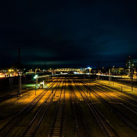 Nächtliche Aufnahme von den Gleisen vom Kleinfeldsteg aus Richtung Süden