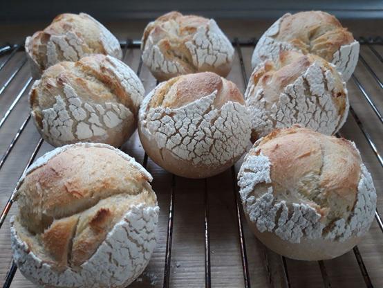 Kugelige Brötchen kühlen auf einem Rost ab