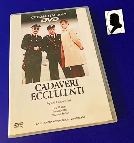 La foto ritrae la copertina del dvd del film con un'immagine della pellicola con il protagonista Lino Ventura accanto a due comparse con le divise da Carabinieri.
