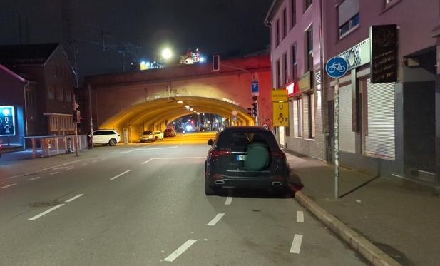 Pforzheimer SUV parkt auf Radstreifen