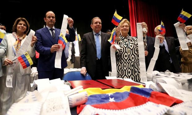 Edmundo González, con su esposa y el canciller de Panamá, mostrando las actas electorales que le dan la victoria, el 8 de enero de 2025 en Ciudad de Panamá. (Aris Martinez  / REUTERS)