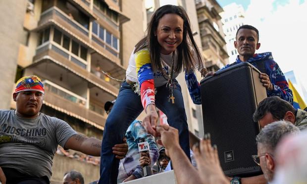 María Corina Machado saluda a simpatizantes en la protesta de ayer en Caracas. (Maxwell Briceno / REUTERS)