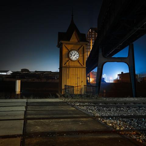 Nächtliche Aufnahme der Pegeluhr im flouriszierenden Licht im Mannheimer Hafen.