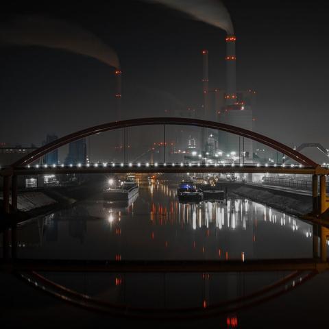 Nächtliche Aufnahme des Großkraftwerk Mannheim (GKM) vom Mannheimer Hafen aus.