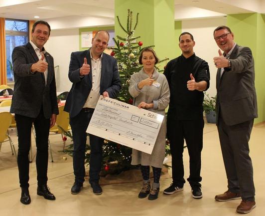 Kinderhospital freut sich über Spende von Chefsculinar. Bild zeigt VetreterInnen vom Kinderhospital Osnabrück und Chefsculinar.