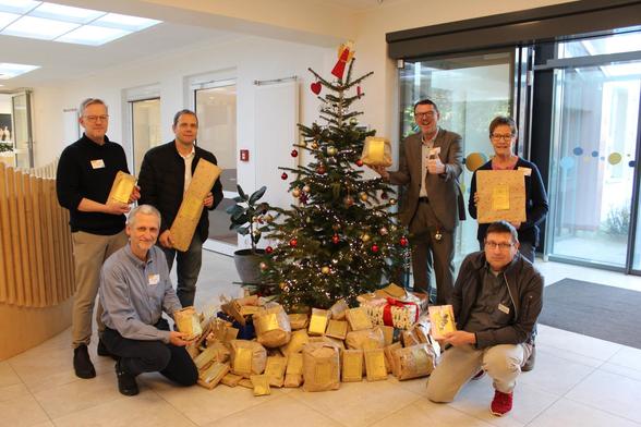 Kinderhospital freut sich über Spende von Marktkauf in Nahne. Bild zeigt VetreterInnen vom Kinderhospital Osnabrück und vom Marktkauf in Nahne.