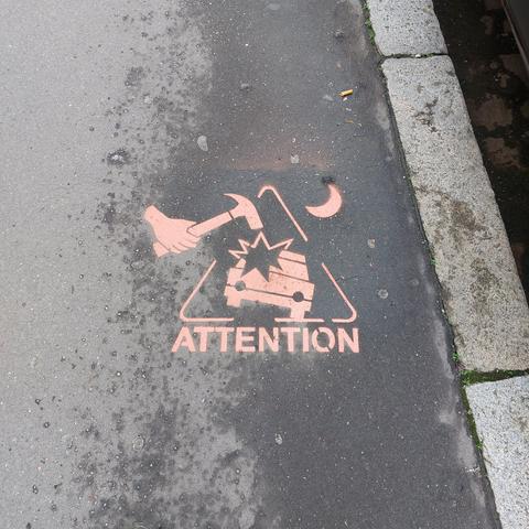 pochoir de mise en garde peint sur le trottoir