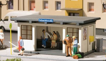 Modellbau-Buswartehäuschen mit Modell-Menschen darin und davor.