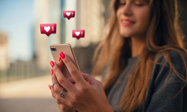 Imagen de archivo de una chica utilizando redes sociales. (Getty Images)