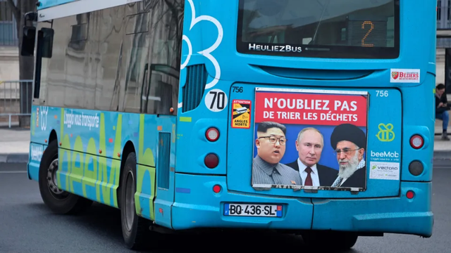 Ein Plakat mit der Aufschrift „Vergesst nicht, den Müll zu trennen“ und darunter die Porträts von Kim Jong-un, Wladimir Putin und Ali Khamenei.