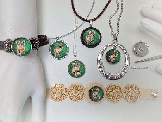 handgemalte  winzige Sika Hirsche (ca. 20-25mm jeweils) auf grünem Hintergrund, in Arm- und Halsschmuck in verschiedenen Versionen gesetzt