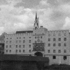Die Stadtfront von Wasserburg in schwarz/weiß und etwas grobkörniger