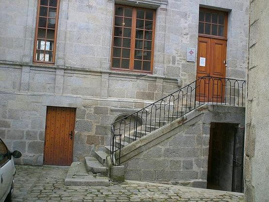 Ancien Présidial à #Guéret (#Creuse) La partie Est de l'hôtel de ville est ce qui reste de l'édifice du XVIIe siècle qui servait de palais de justice au présidial et à la sénéchaussée de la Marche jusqu'à la Ré...
Suite 👉 https://monumentum.fr/monument-historique/pa00100087/gueret-ancien-presidial
#Patrimoine #MonumentHistorique
Photo CC-BY-SA 4.0 : Mattderu