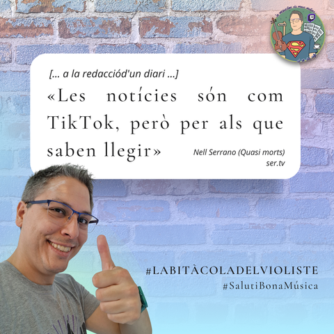 Imatge d'un mur colorit blau amb el violiste aonfirmant amb el polze amunt. Resalta el text: Les notícies són com TikTok, però per als que saben llegir.