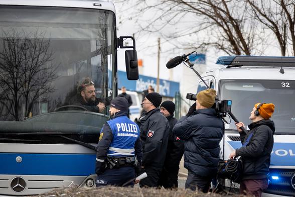 Adenauer ist leider mitten auf der Kreuzung, 30m vor dem Parteitag auf der Hauptroute der Polizei liegengeblieben.