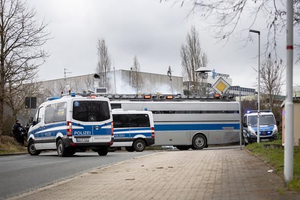 Adenauer ist leider mitten auf der Kreuzung, 30m vor dem Parteitag auf der Hauptroute der Polizei liegengeblieben.