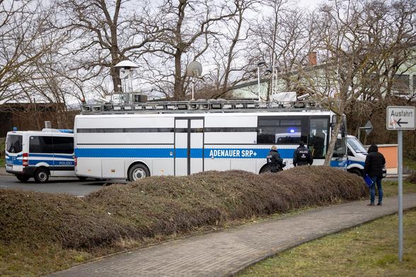 Adenauer ist leider mitten auf der Kreuzung, 30m vor dem Parteitag auf der Hauptroute der Polizei liegengeblieben.