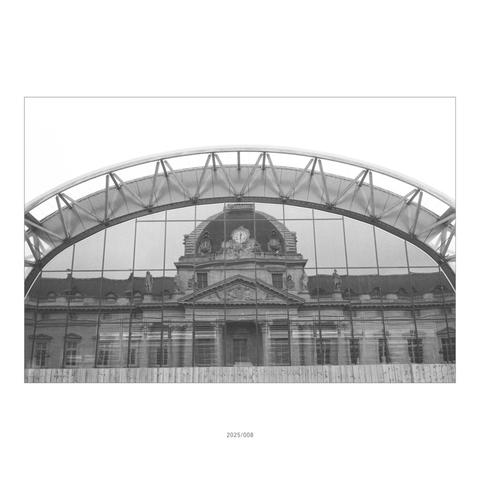 Die École Militaire in Paris gespiegelt in den Gläsern der Olympia 2024 Tribüne.